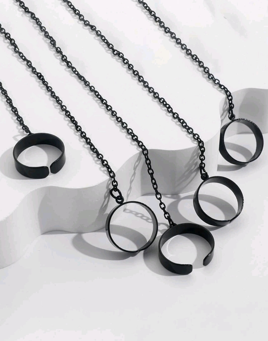 Connected chain to rings and bracelet (Black)