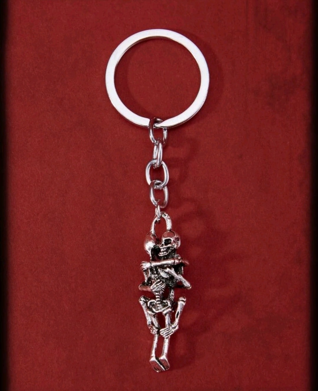 Skeletons hugging key ring