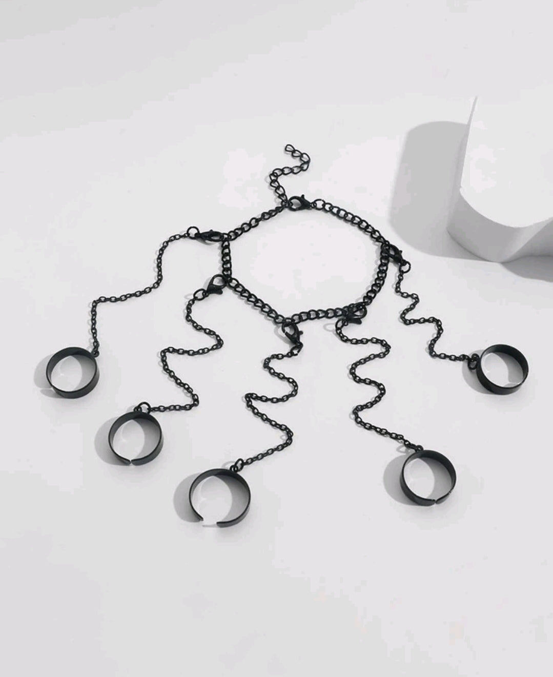 Connected chain to rings and bracelet (Black)