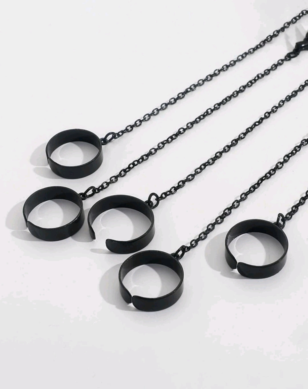 Connected chain to rings and bracelet (Black)