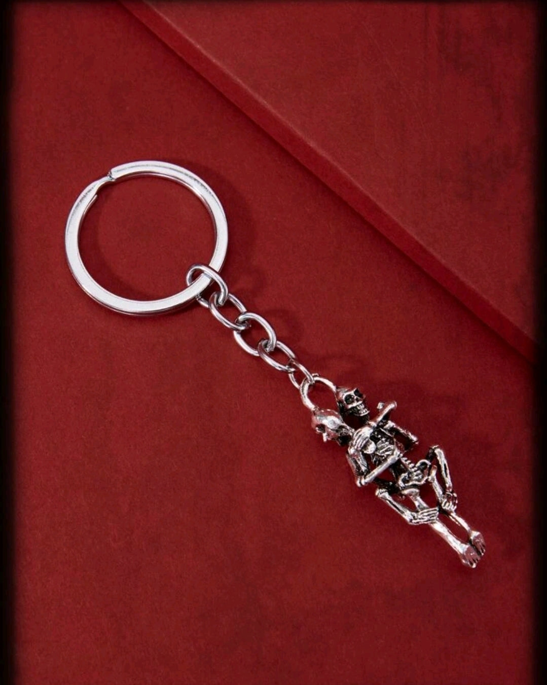 Skeletons hugging key ring